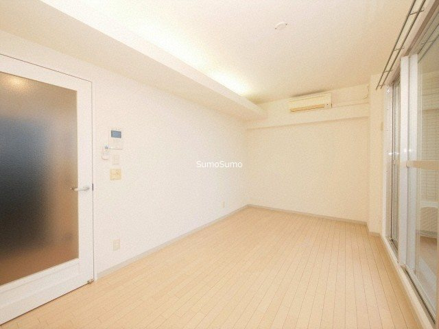 コスモリード谷町六丁目（旧 ドゥーエ谷町）の居間・リビング