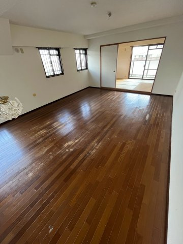 ロイヤル苦楽園の居間・リビング