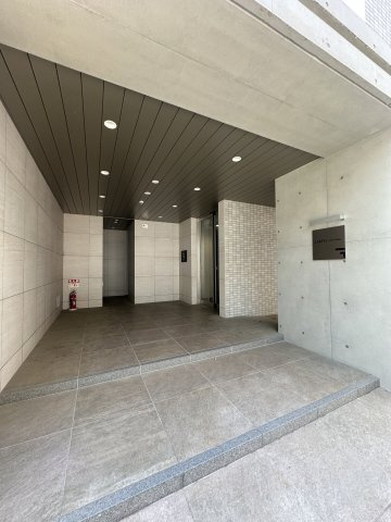 LIBTH県庁前のエントランス