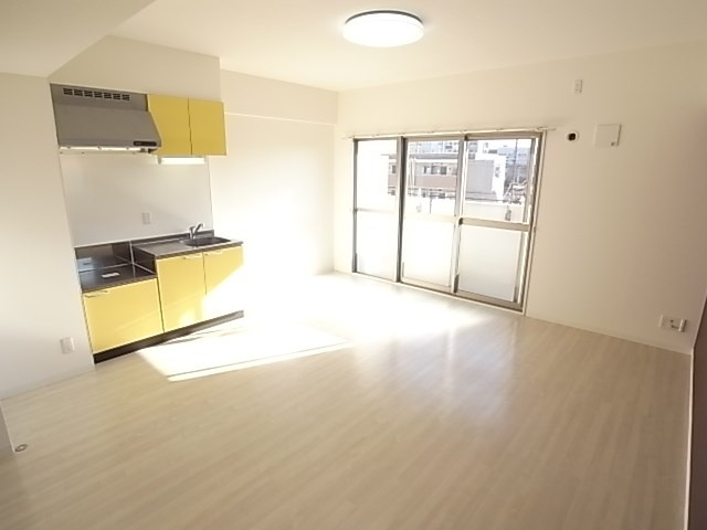 尼崎市口田中１丁目の賃貸マンションの居間・リビング