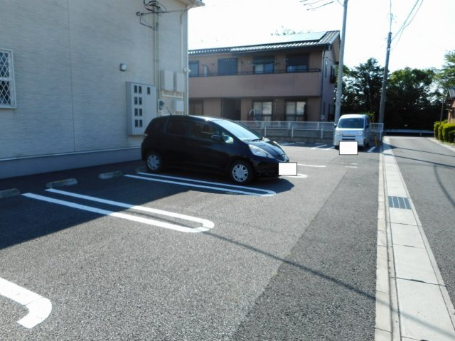 カーサ　エスペランサの駐車場|車をお持ちの方に嬉しい駐車場付きの物件です