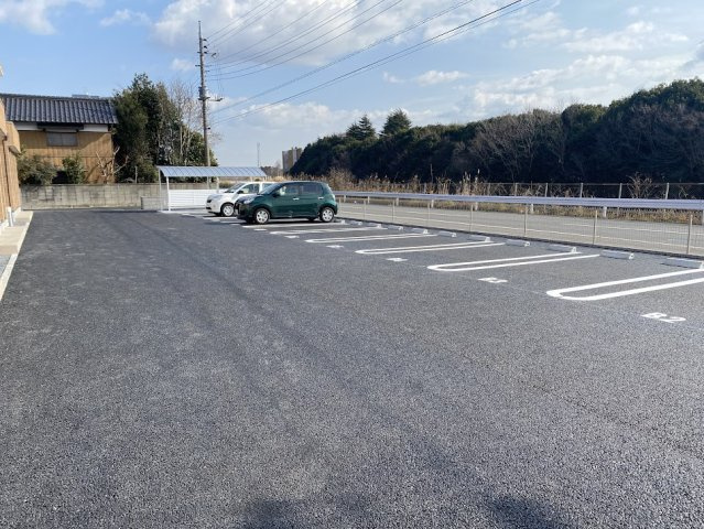 Familie B （ファミリエB）の駐車場