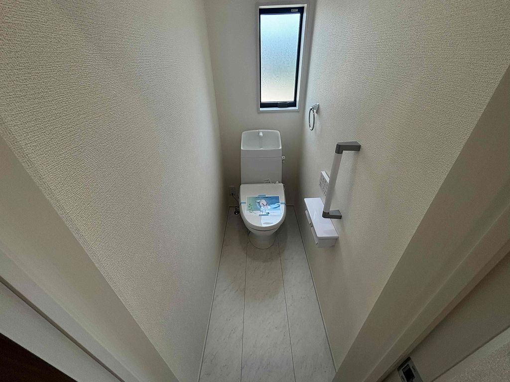 魚住町西岡新築戸建のトイレ