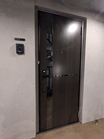 グランピア四谷の玄関