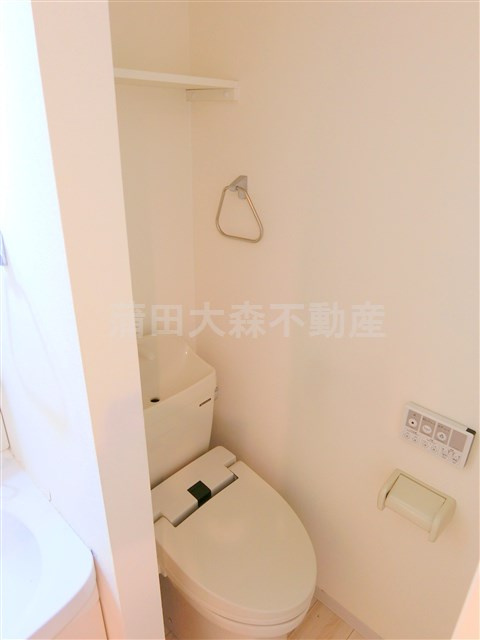 エルスタンザ蒲田のトイレ|棚と温水洗浄便座付きのトイレ