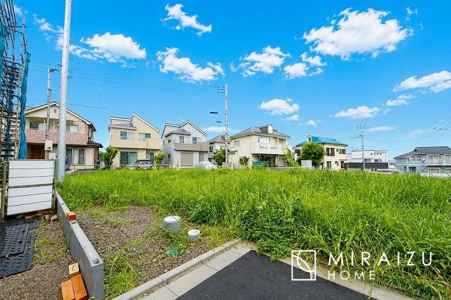 【周辺】 | 通勤や家族の送迎など、毎日の生活にマイカーが欠かせない方にとって駐車場は大事な条件。敷地内にカースペースがあれば、お出かけやお買い物の際の搬入出も楽々です。
