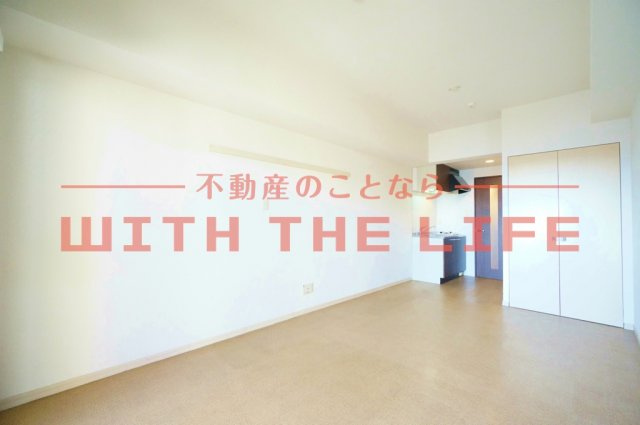リード中央町【10,000円キャッシュバック対象物件】の居間・リビング|こちらのリビングで趣味の時間をお楽しみください