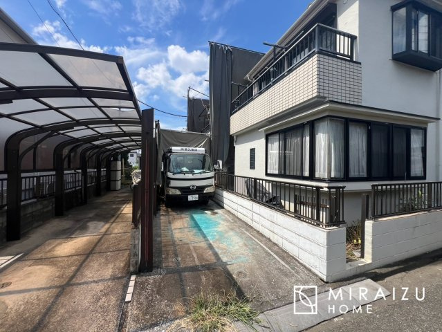 【外観】 | 青く澄み渡った綺麗な空と、陽の光をたっぷりと受ける、そんな新築住宅で新生活をスタートしてみませんか？見学・ご相談等、ミライズホーム(株)までお気軽にご連絡下さい。