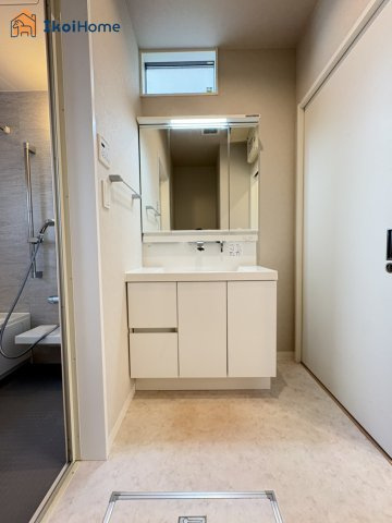 神戸市西区上新地1丁目　中古戸建の洗面所|【ホームページに現地動画掲載中】●年中無休：当日予約可●洗面台は３面鏡。広さのあるワイドシンクです。