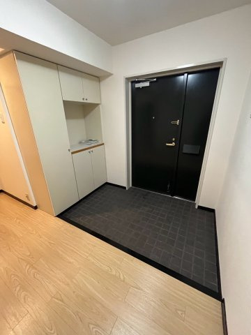 白鷹松下町マンションの玄関