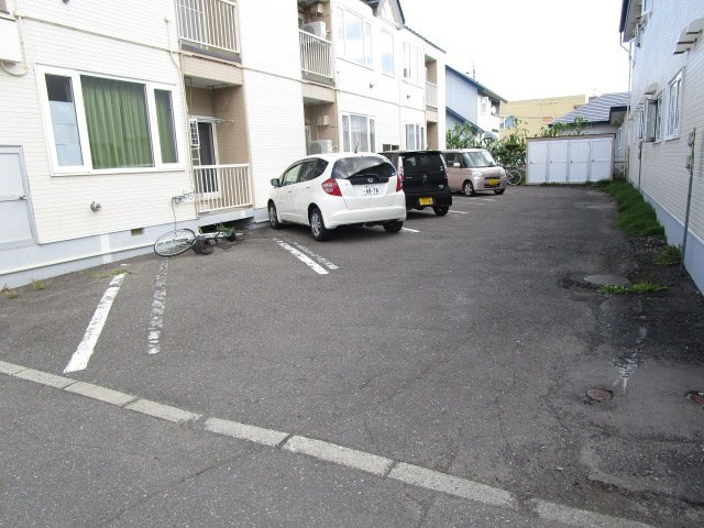 K&KコーポラスHの駐車場
