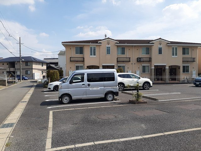 グラン　ジュテ　３の駐車場|車をお持ちの方に嬉しい駐車場付きの物件です