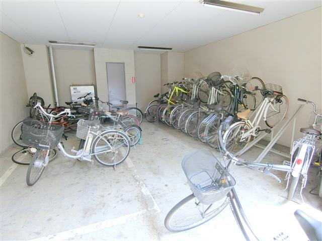 プレール大森EAST(イーストのその他共用部分|屋根付きの駐輪場