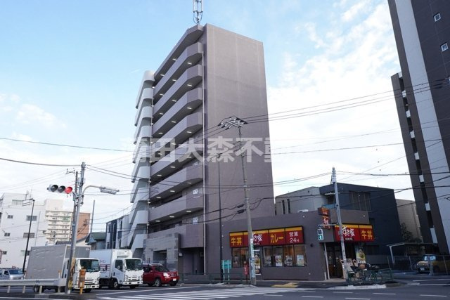 プレール大森EAST(イーストの外観|大通り沿いの立地ですがバルコニーは道路と真逆向きです。
1階牛丼屋さんすき家さんですが、真上が居室ではございません。