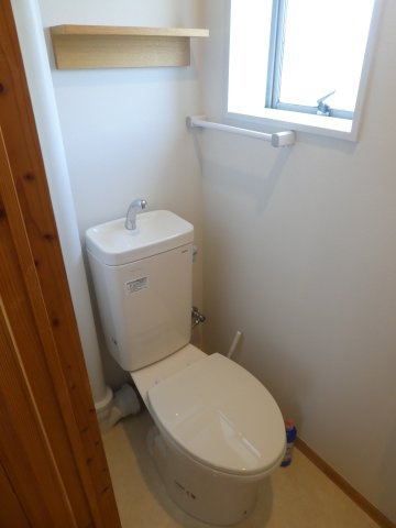窓も付いてる明るいトイレです
