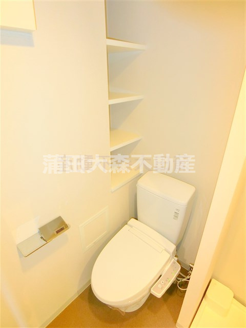 AXASアクサス大森西Asyl Courtのトイレ|棚と温水洗浄便座付きのトイレ
