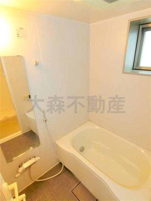 プロスペクト大森海岸の浴室|窓と追焚付きのバスルーム　お風呂