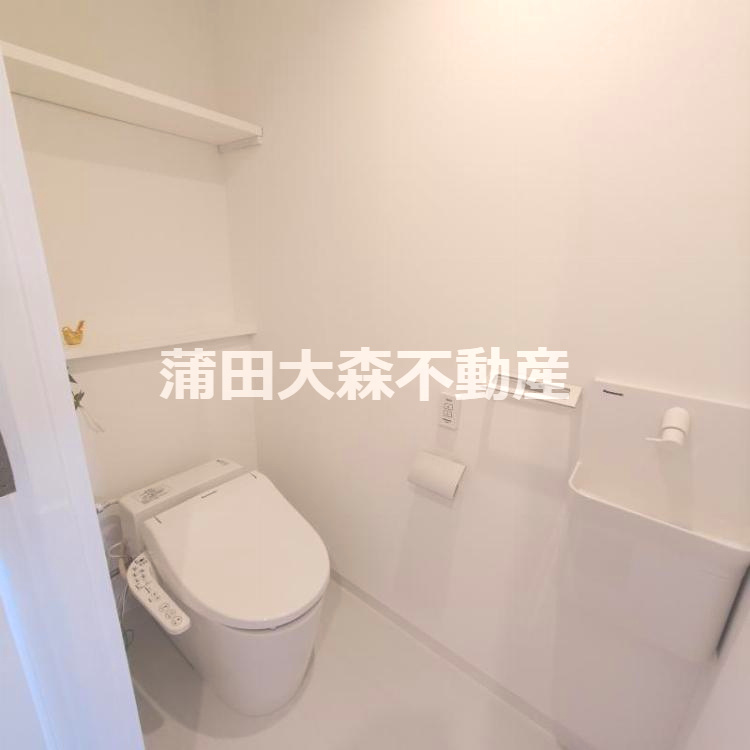 メゾン・ド・リカのトイレ|棚収納と手洗い、温水洗浄便座付きのタンクレストイレ