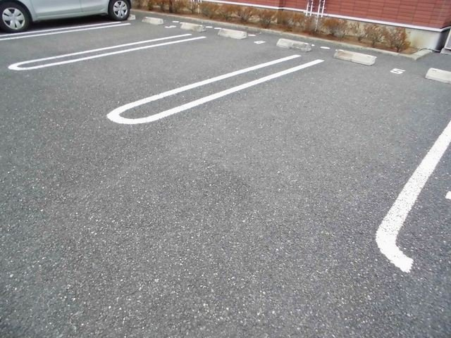 グラースＡの駐車場