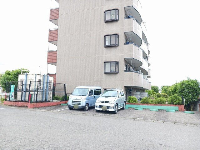 ニューマリッチイシカワ弐号館の駐車場