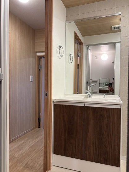 【独立洗面台】 | シャルマンコーポ草津 | 独立洗面台、小物を置くことができて便利です