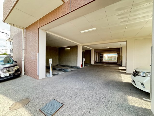 インペリアル鳳の駐車場