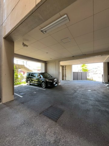 インペリアル鳳の駐車場