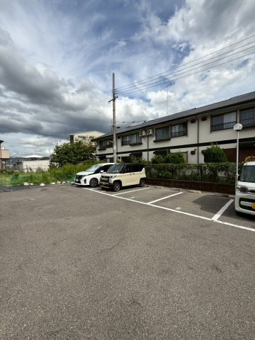 モアエクレールB棟の駐車場