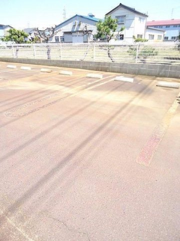 レジデンス楡の木の駐車場
