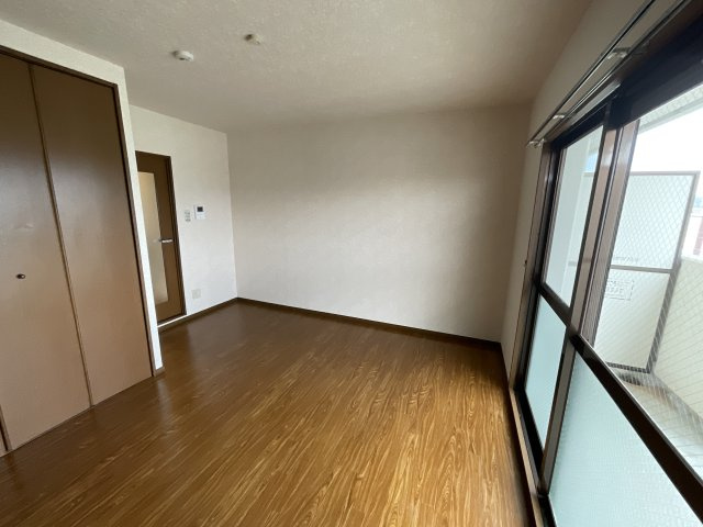 【居間・リビング】 | クレセント西山 | 居室です