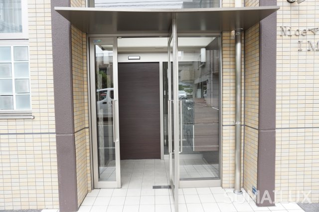 熊本市中央区九品寺３丁目の賃貸マンションのエントランス