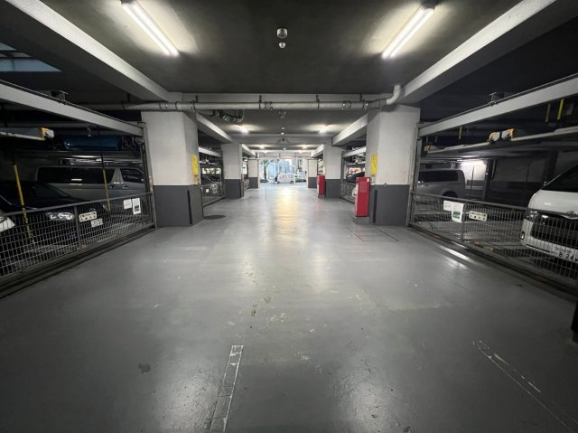 フォレステージュ谷町の駐車場