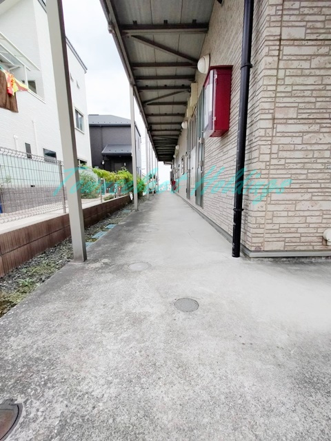 横浜市戸塚区矢部町のアパートのエントランス