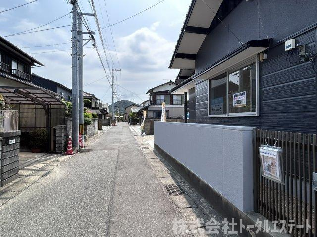 綾羅木本町1丁目中古一戸建ての前面道路含む現地写真