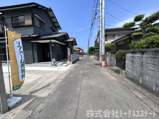 綾羅木本町1丁目中古一戸建ての前面道路含む現地写真