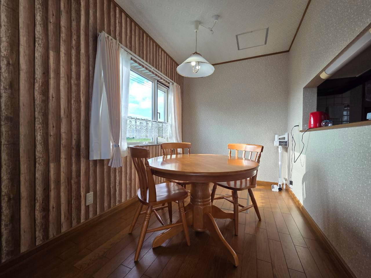 河畔9丁目　中古住宅のキッチン|ダイニングは対面式になっています
