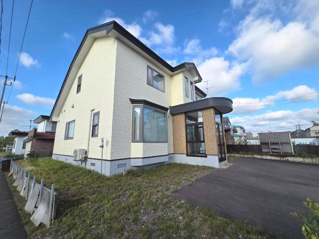 河畔9丁目　中古住宅の外観|玄関上部は吹き抜けになっています