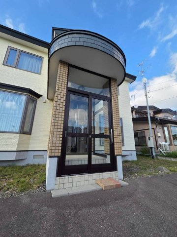 河畔9丁目　中古住宅の玄関|風除室付き