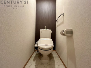 温水洗浄便座付きのトイレです♪