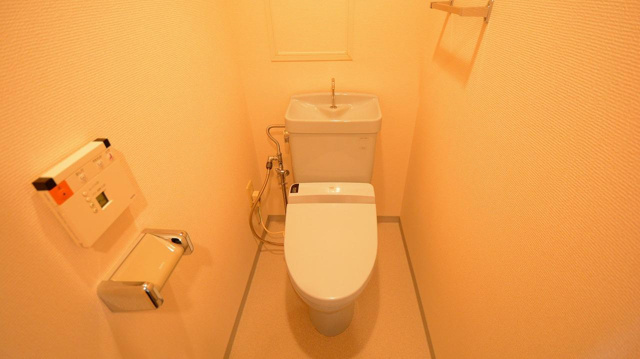 温水洗浄便座付きのトイレです♪