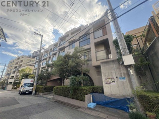 オートロックで外部の人間が簡単に出入りできないため安心です。