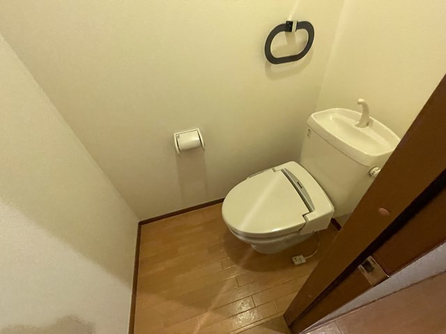 温水洗浄便座付きのトイレです♪