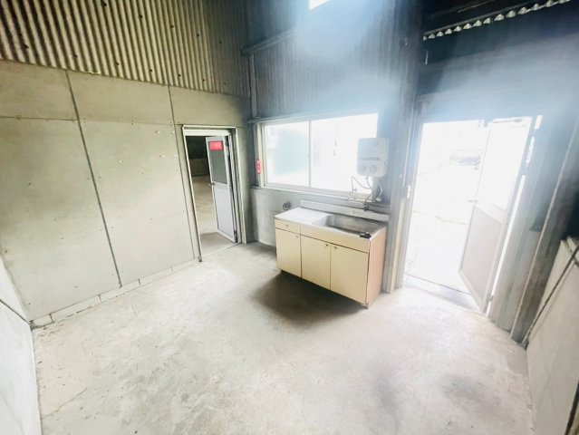 野間町加藤倉庫の内装