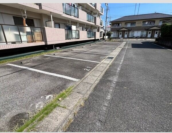 マリモ壱番館の駐車場