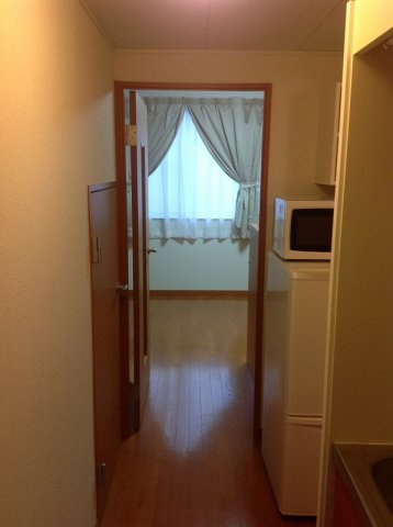 【玄関】 | レオパレスグランシャリオ | ※写真は１階の例です。2階の居室は絨毯となります。