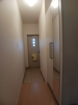 【玄関】 | メイプル　ヴィラ | 収納もある玄関です