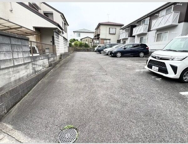 ネオハイムよしみの駐車場