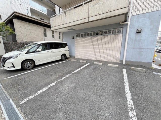 ライフステージ新大阪の駐車場