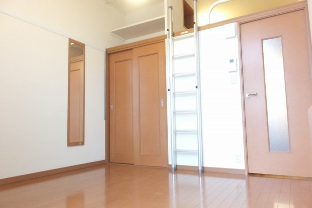 【寝室】 | レオパレスシャトー粟山 | 広くて明るい寝室