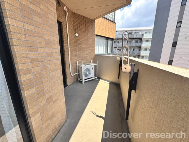 マイキャッスル立川エクセレントステージのバルコニー|バルコニー（南東側）
陽当たりが良く、明るく開放的なバルコニー。十分な広さが確保されており、洗濯物を干すだけでなく、植物を置くなど多目的に活用できるのも魅力です。